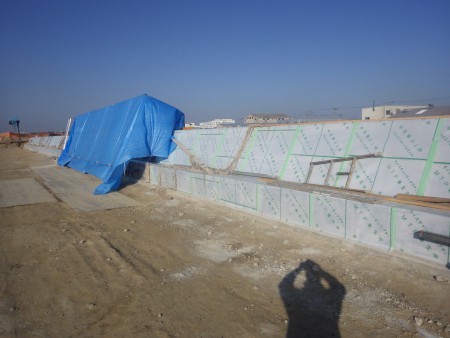 コンクリート打設後の養生を行っています。